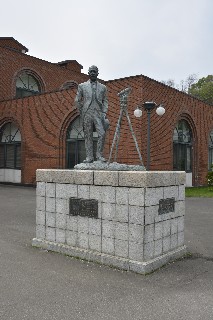 ジョセフ・U・クロフォード之像(総合博物館本館)